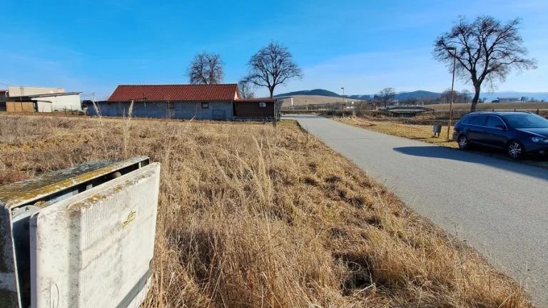 NA PREDAJ Slnečný pozemok na výstavbu rodinného domu v obci