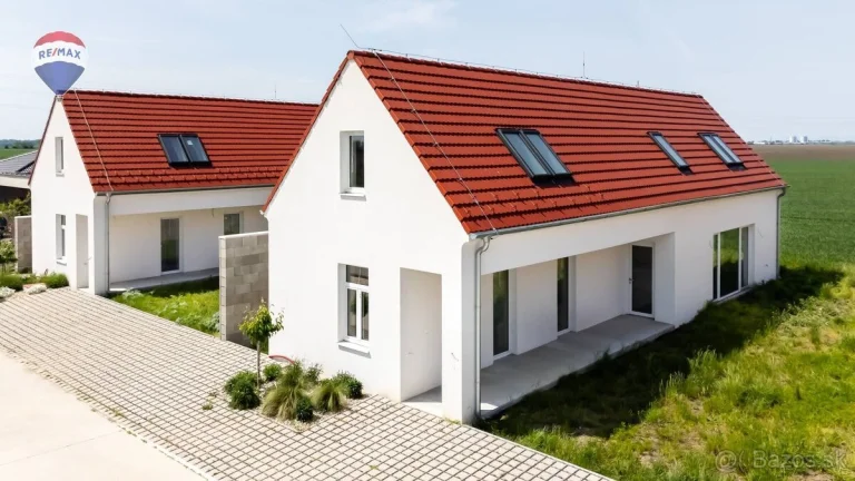 Moderný vidiecky dom v Topoľnici – bývanie i podnikanie v je