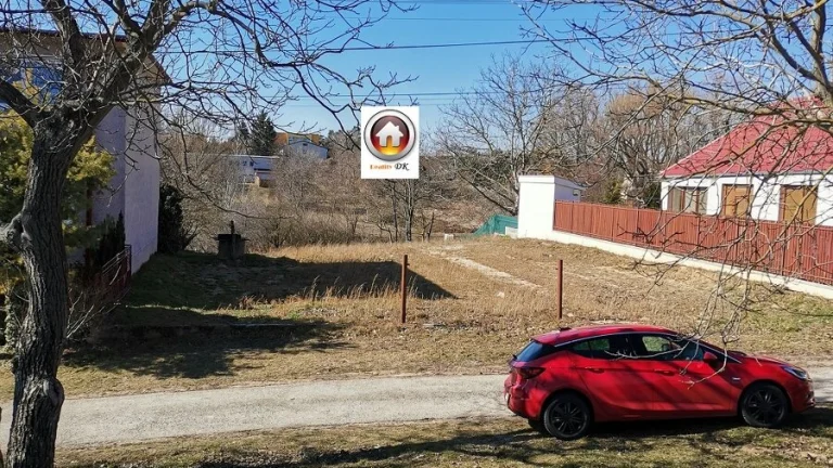 Na predaj pekný stavebný pozemok v centre obce Báb