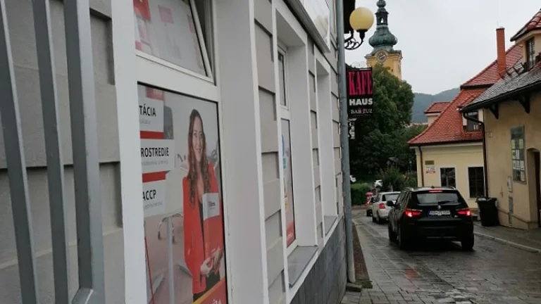 Na prenájom priestor z ulice na prízemí 55 m2 Bansk Bystrica
