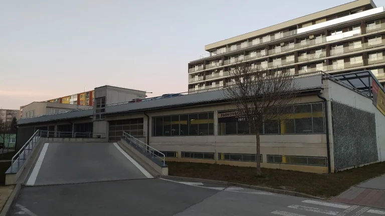 Parkovacie miesto/státie v parkovacom dome Považská 40