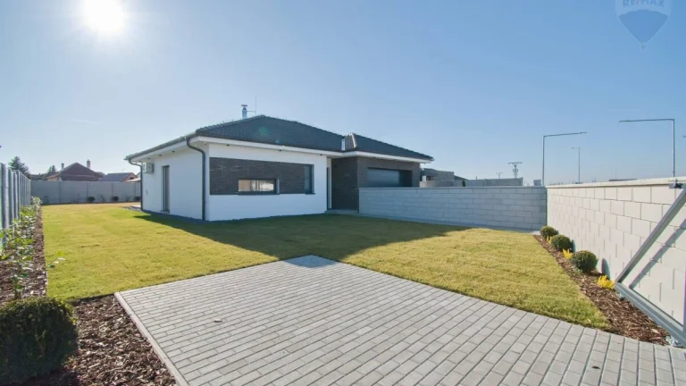 Na predaj: 4 izbový rodinný dom s garážou, pozemok 753m2, Vy