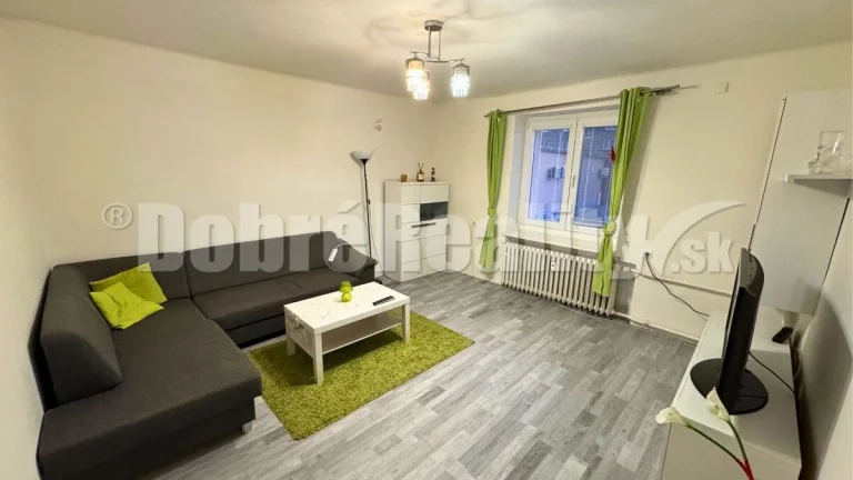 Na predaj 2 izbový veľkometrážny byt v Handlovej v blízkosti