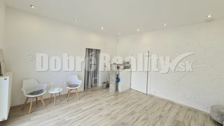Na predaj priestor na prízemí 42.30m2 s výkladom do ulice na