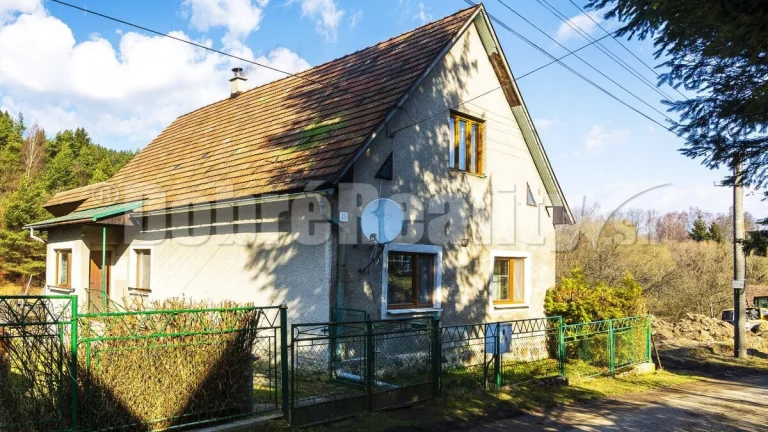PREDAJ Rodinný dom s veľkým pozemkom a vlastnou studňou, Skl