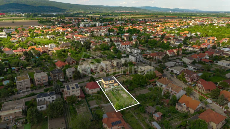 Predáme: Priestranný 6-izbový rodinný dom vo Vajn…