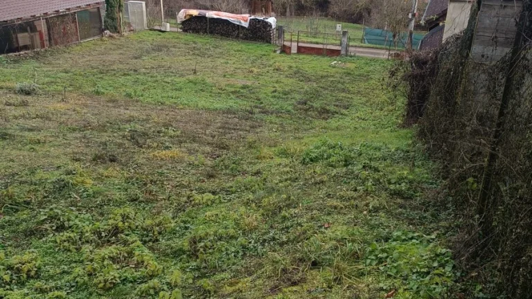 Stavebný pozemok v obci Modrová 445m2