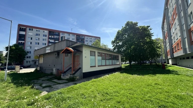 Stavebný pozemok / Obchodný priestor – predajňa, kancelária