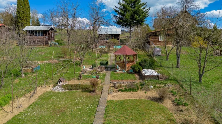 Precízne udržiavaná záhrada 503 m2 s chatou, Vydumanec