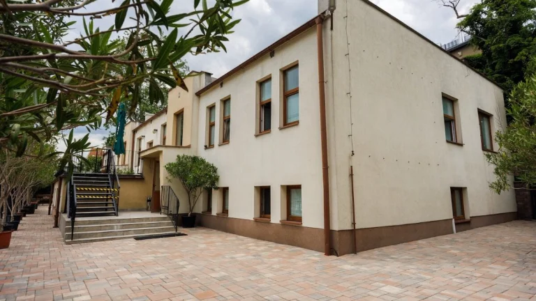 UBYTOVŇA v mestskom parku, 17 izieb, parkovisko pre 8 áut, k