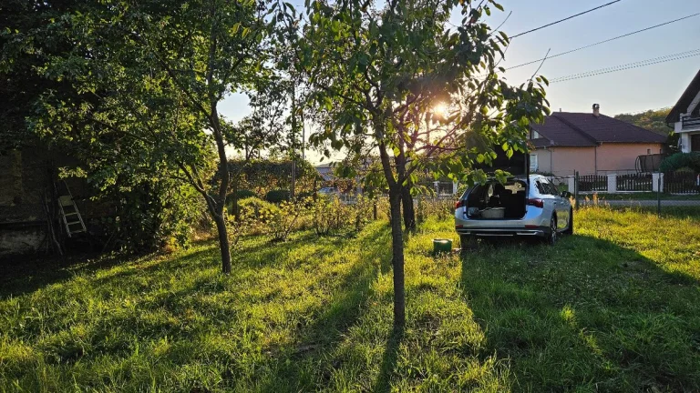 Predam pozemok v centre obce Točnica