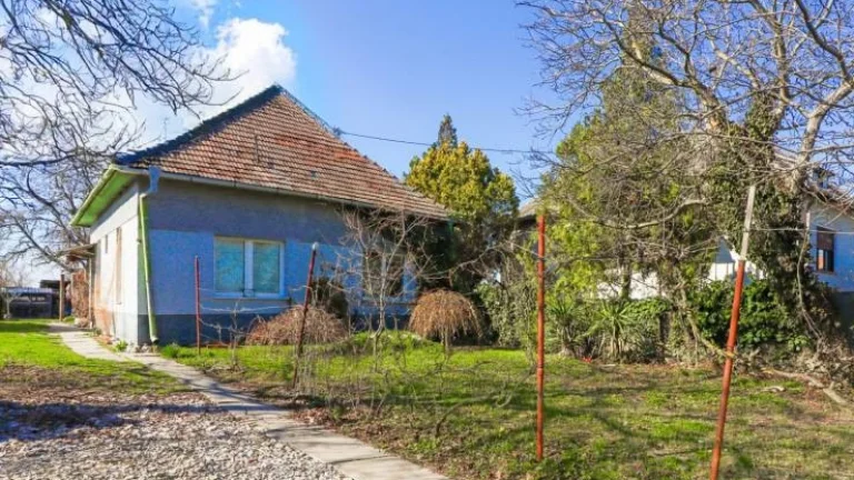 Veľký pozemok so starším rodinným domom na predaj