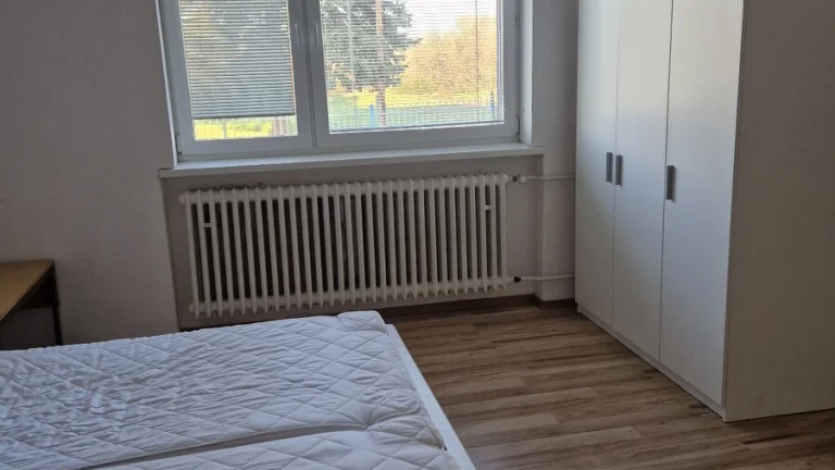 Veĺký 2 izb. byt na prízemí rodinného domu so záhradou