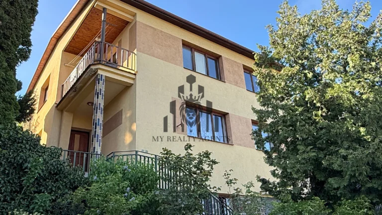 Rodinný dom s dvoma bytovými jednotkami, garážou a veľkým po