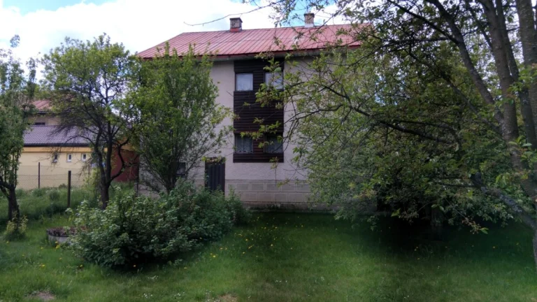 Predam dom vhodný na trvale bývanie .