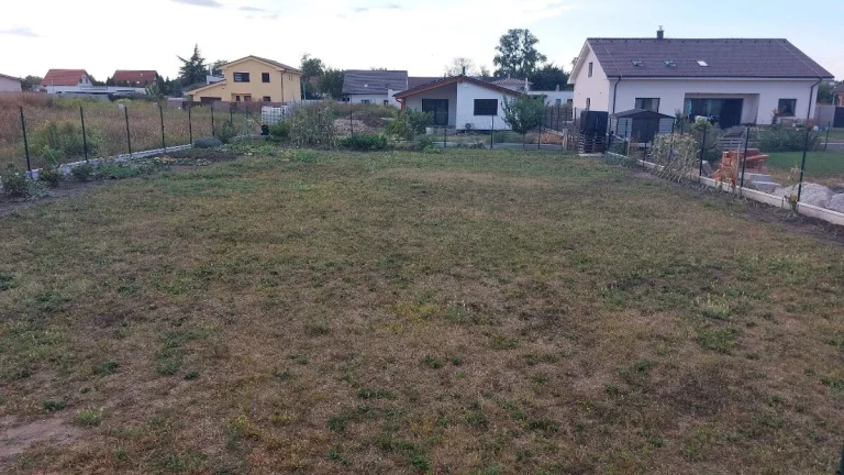Slnečný pozemok blízko centra v Bernolákove