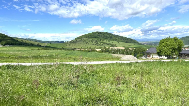 Slnečný, rovinatý stavebný pozemok v Stožku, okr. Detva