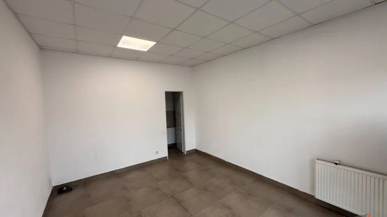 Na prenájom obchodný priestor - kancelária Komárno