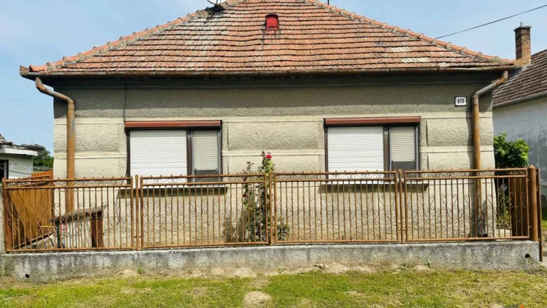 Tehlový 4 izbový rodinný dom s garážou Bátorove Kosihy