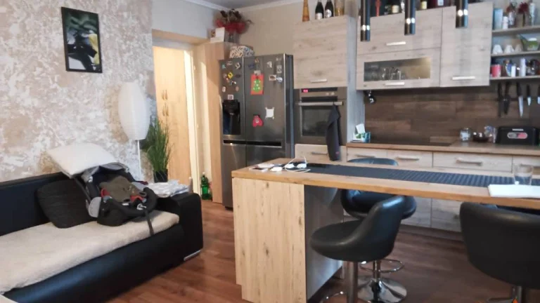 Na predaj krásny veľký 2 izbový byt po k. rekonštrukcii Komá