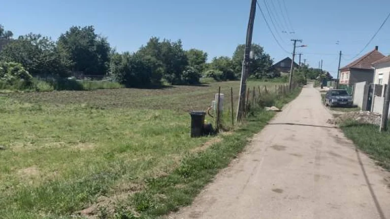 Predám stavebný pozemok 24á v obci Semerovo