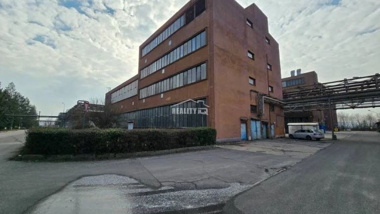 Budova chemickej výroby s nádržami