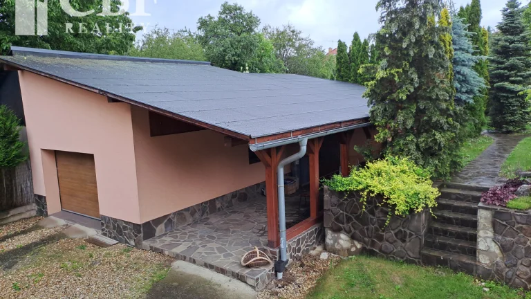 Na predaj rodinný dom s priestorom vhodným na podnikanie v R
