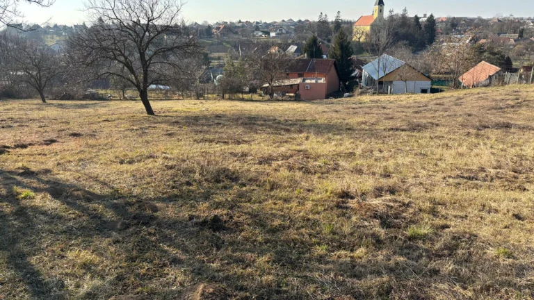 Ponúkam na predaj stavebný pozemok v intraviláne v Obci Báb