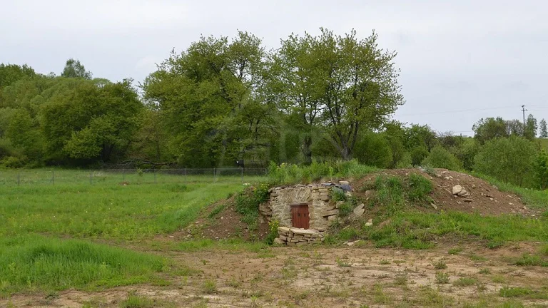 Pozemok s pivnicou na vyvýšenom mieste 33á- Kečkovce