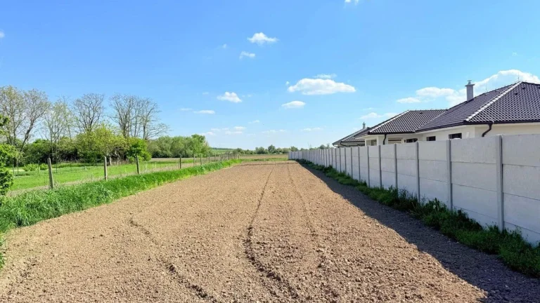 Na predaj slnečný stavebný pozemok – Malé Zálužie, 1356 m²