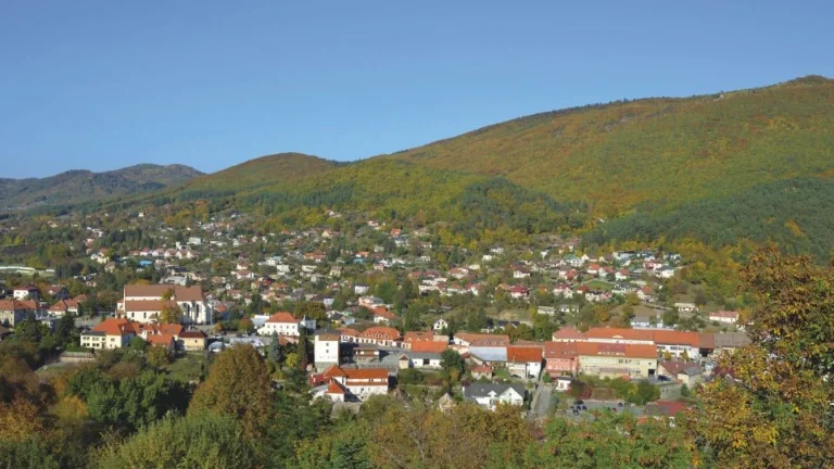 hladám rodinný dom alebo stav. pozemok v Novej Bani
