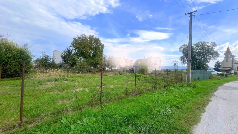 PREDAJ stavebný pozemok 961m² v Chynoranoch