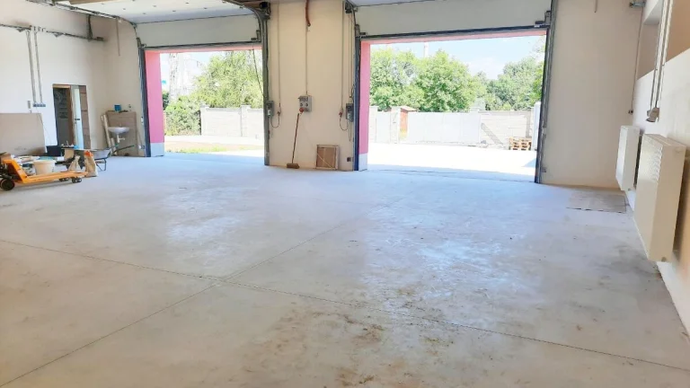 novostavba autoservisu s bytem a pozemkem, Kralupy n.V