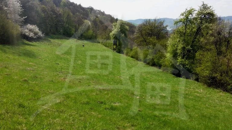 Väčší pozemok v krásnom prírodnom prostredí s výhľadom na