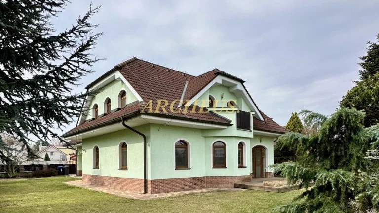 VIDEOOBHLIADKA Samostatný rodinný dom s dvojgarážou