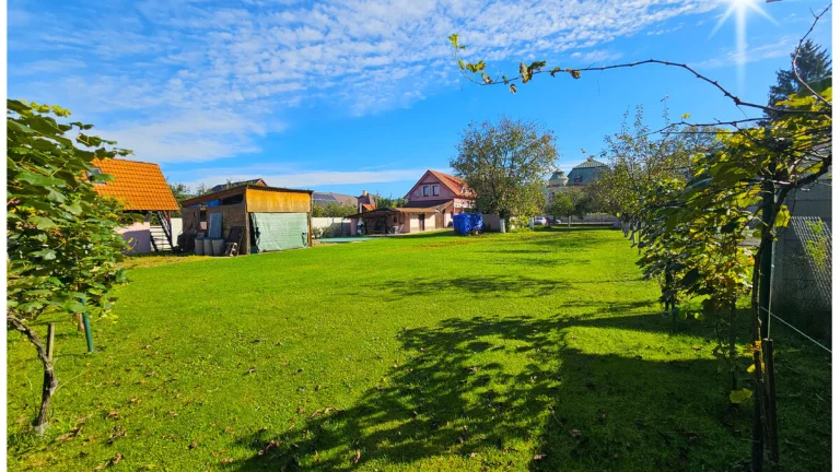 STAVEBNÝ POZEMOK / ROVINATÝ / SLNEČNÝ / HRONSEK / 658 m2