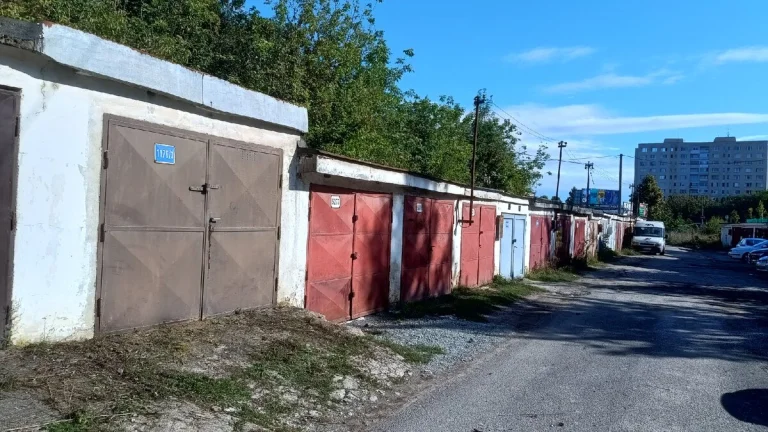 Predaj radovej garáže za Amfiteátrom , s pozemkom Sever - KE