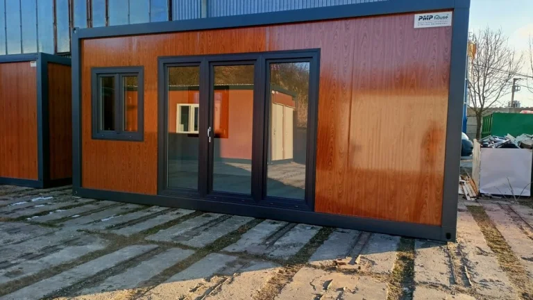 Obytný kontejner o rozměru 3 x 6 m s francouzskými dveřmi