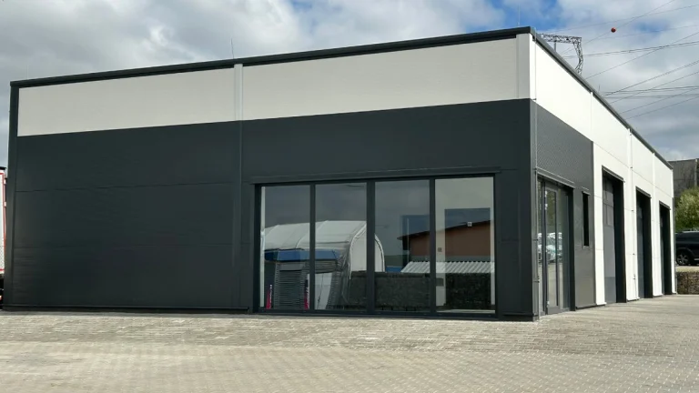 Stavební komerční pozemek 3000m2, novostavba haly u Brna D1