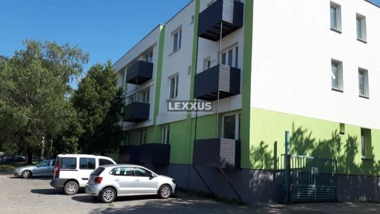 PREDAJ - 3-podlažný bytový dom s parkoviskom, Hlohovec.