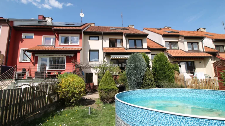 Vícegenerační řadový dům 7+1 s garáží, pozemkem, dílnou, ter