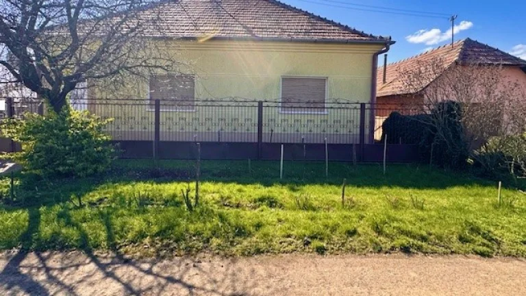 Predaj- 3 izbový rodinný dom s garážou v obci Rúbaň
