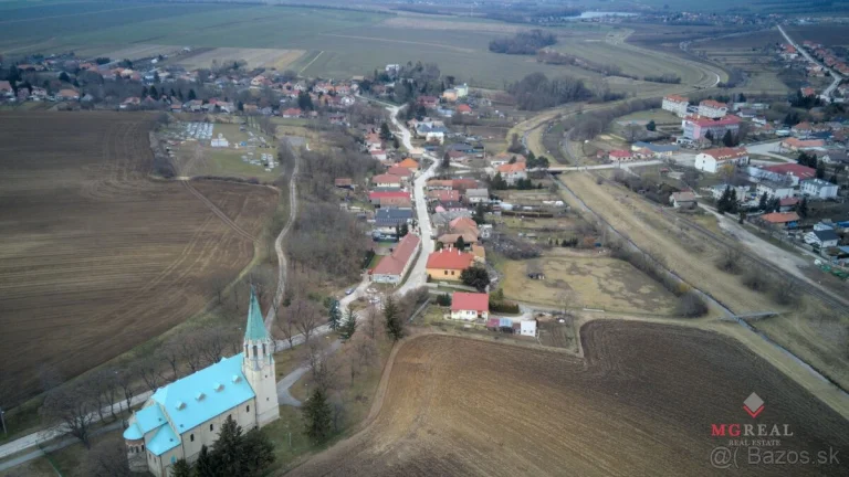 Exkluzívne na predaj stavebný pozemok s právoplatným stavebn