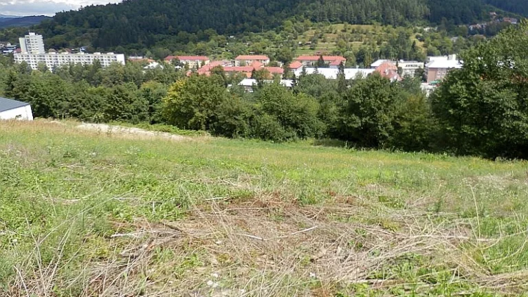 Na predaj veľký stavebný pozemok priamo v Pov. Bystrici