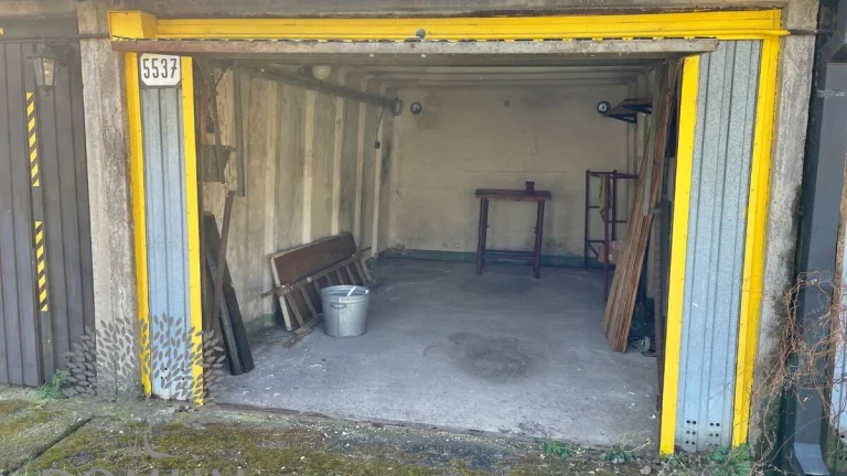Garáž v Novom Meste n/V - na ul. Piešťanská, 18m2, elektrina