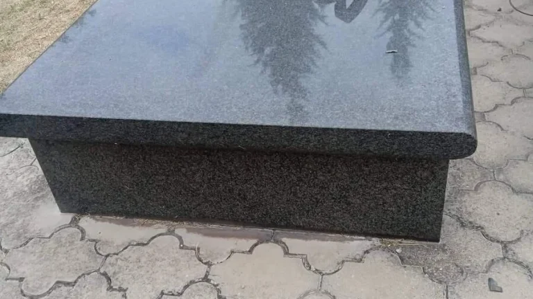 Hrobové miesto Košice s dvojhrobkou zo žuly pre dve osoby