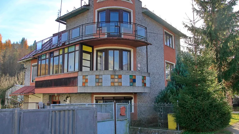 NA PREDAJ VEĽKÝ RODINNÝ DOM V ZÁVADKE NAD HRONOM