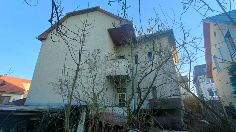 Predaj: 2/3-ny veľkého rodinného domu s garážou v centre Ži