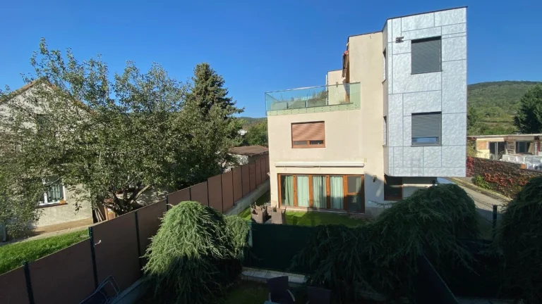Prenájom 5i RD, záhrada, 2x PARKING, 3x kúpeľňa, Jurská ul.