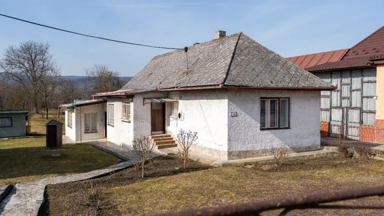 PREDAJ starší RD s veľkou záhradou, Petrovany, okr.Prešov